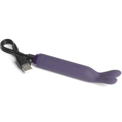 Vibrador roxo com cabo USB preto em fundo branco