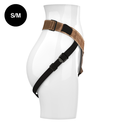 Arnês castanho e preto ajustável em manequim branco com indicação de tamanho S/M