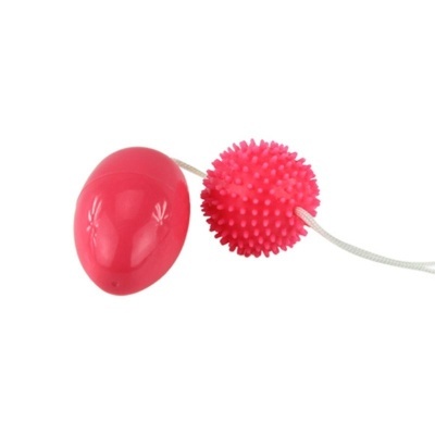 Bola rosa texturizada e peça oval rosa ligadas por cordão branco