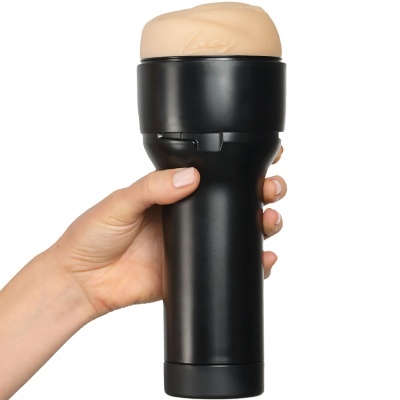 Dispositivo preto cilíndrico com parte superior em tom de pele segurado por mão
