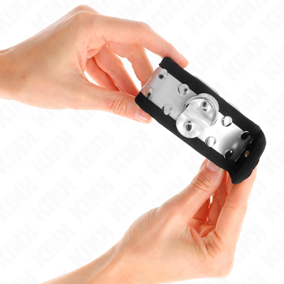 Pulseira preta e prata com placa metálica e relevos cirulares