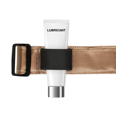 Cinto castanho com fivela preta e tubo branco rotulado LUBRICANT preso ao cinto por faixa elástica preta