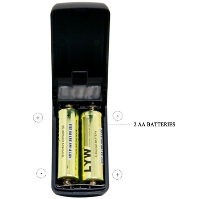 Suporte preto com duas pilhas AA douradas e inscrição '2 AA BATTERIES'