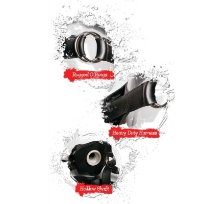 Peça preta com anéis metalizados e fivelas, texto em inglês em fundo branco