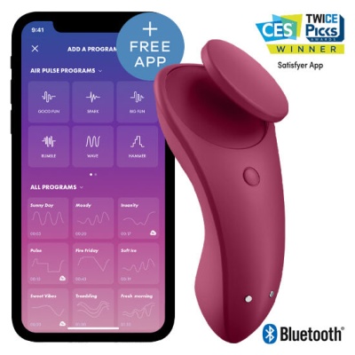 Dispositivo eletrônico vinho com app Satisfyer no telemóvel, selos CES Twice Picks e Bluetooth.