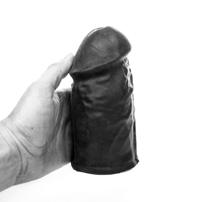 Capa protetora preta em forma de pênis segurada por uma mão