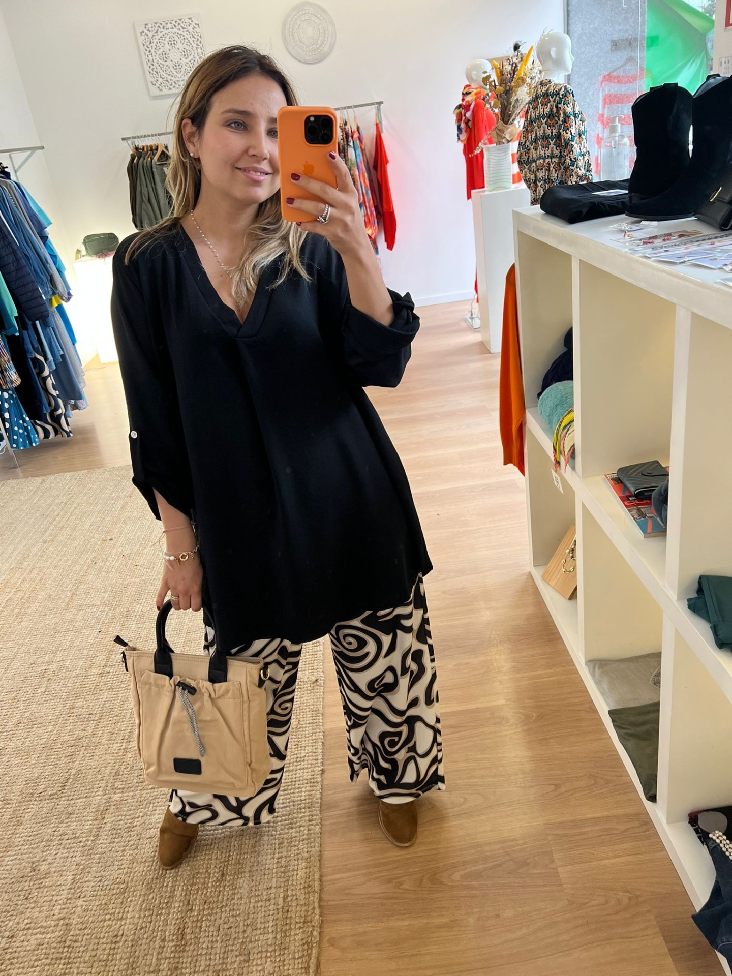 Blusa basic decote bico Praprika Clothes Shop