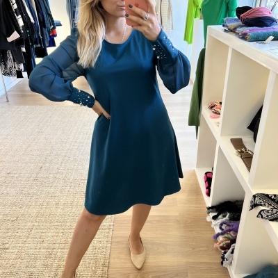 Vestido azul petróleo de tecido liso com mangas compridas transparentes