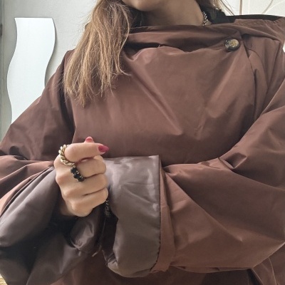 Blusão castanho de tecido liso com botão metálico e manga virada