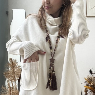 Camisola branca de malha com gola alta e bolso, colar castanho e calças castanhas