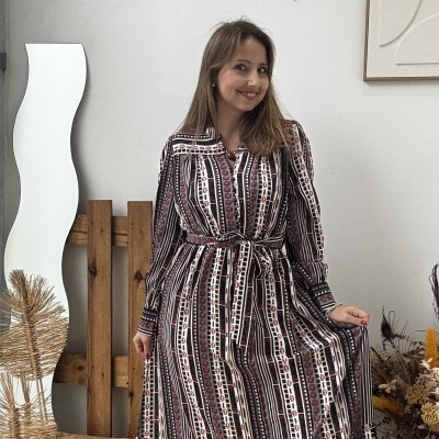 Vestido comprido estampado com riscas verticais e padrões geométricos em tons escuros