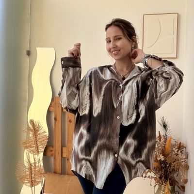 Camisa feminina com padrão abstrato castanho e bege