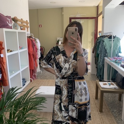 Vestido curto com padrão misto em loja de roupa