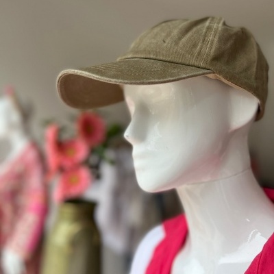 Boné masculino bege em manequim branco