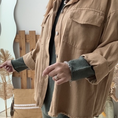 Casaco bege com textura aveludada e bainha desfiada