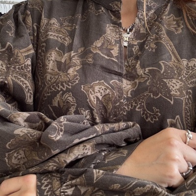 Blusa castanha com padrão floral e gola mandarim