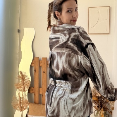 Blusa feminina com padrão marmoreado castanho e bege vista de costas