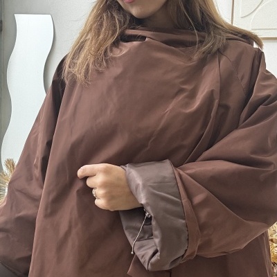 Casaco curto castanho com mangas largas e punhos dobrados