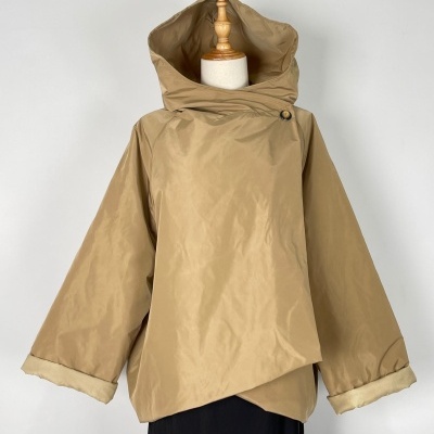 Casaco bege claro com capuz grande e manga larga