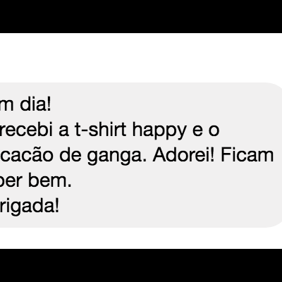 Print de mensagem em português sobre receção de t-shirt e macacão de ganga