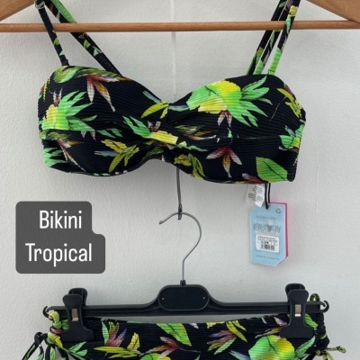 Biquíni tropical preto com padrão de folhas verdes e flores coloridas
