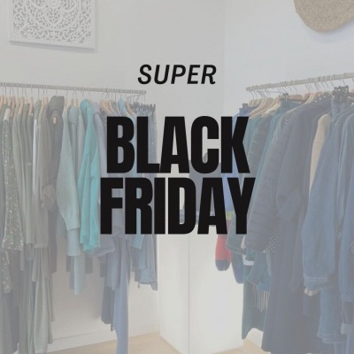 Roupas penduradas em varas num espaço claro com texto SUPER BLACK FRIDAY sobreposto