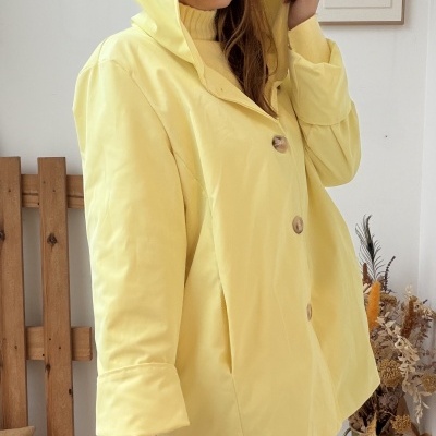 Casaco amarelo com capuz e botões grandes