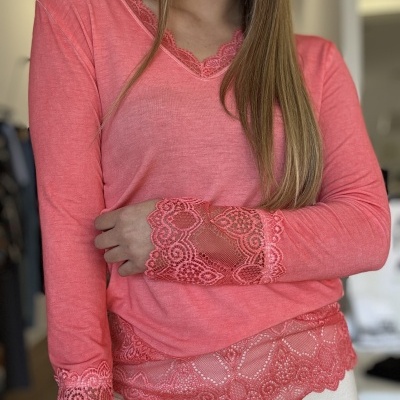 Camisola cor de coral com renda na gola, punhos e barra