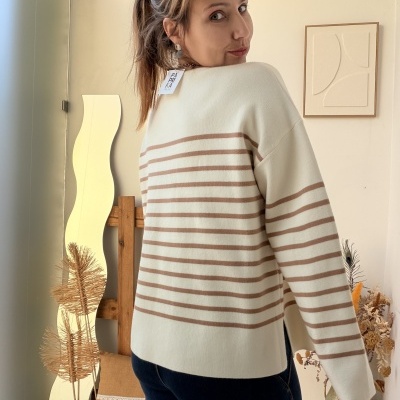 Camisola branca com riscas castanhas e etiqueta 'PAPRIKA' vista de costas