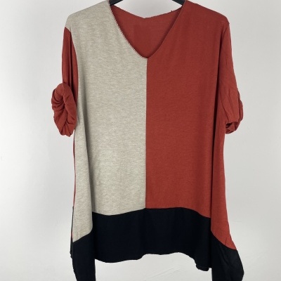 Túnica com padrão quadrado bege, vermelho e preto, mangas curtas franzidas e decote em V