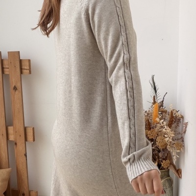Vestido de malha bege claro com padrão trançado nas mangas