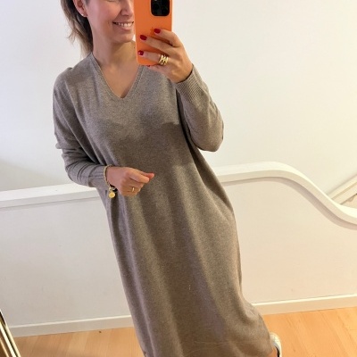 Mulher a tirar selfie com vestido comprido cinza de malha