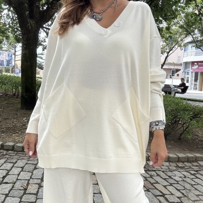 Conjunto creme de malha com camisola oversize de decote em V e calças largas ao ar livre