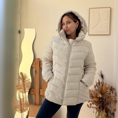 Casaco acolchoado bege claro com capuz forrado em tecido branco