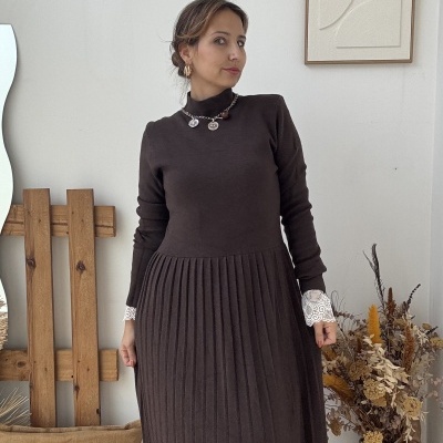 Vestido longo castanho escuro de malha com saia plissada e detalhes em renda branca