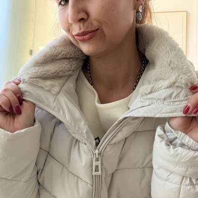 Casaco acolchoado bege claro com gola de pelo sintético