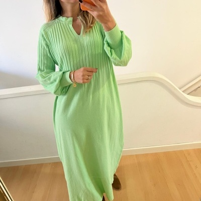 Vestido verde claro comprido com mangas compridas e decote em V