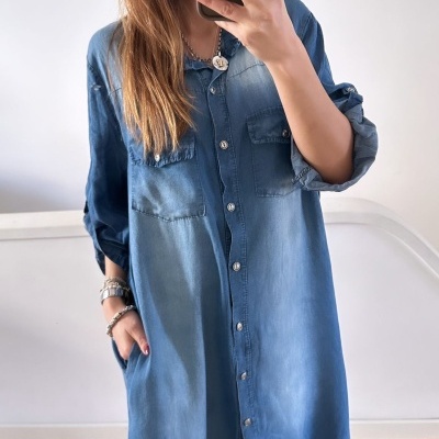 Vestido comprido azul estilo ganga com botões e bolsos frontais