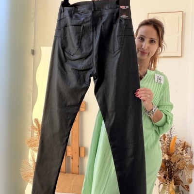 Calças pretas efeito pele com bolsos traseiros e etiqueta WSY G8