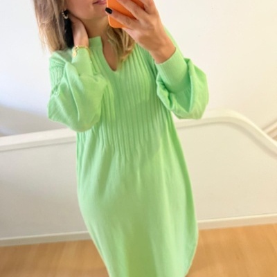 Vestido comprido verde claro de malha com decote em V e mangas compridas folgadas