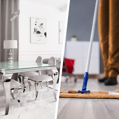 Mesa de jantar moderna com cadeiras cinzentas e pessoa a limpar chão de madeira com esfregona azul.