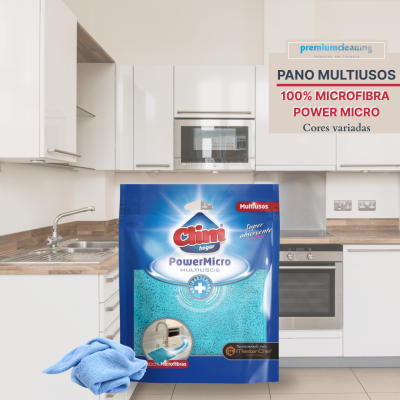 Pacote azul de pano multiusos em microfibra Clini PowerMicro em cozinha moderna branca.