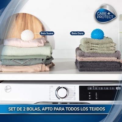 Conjunto de 2 bolas de lavagem branco e azul sobre roupa dobrada com máquina de lavar e texto em espanhol