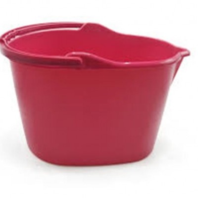 Balde vermelho de plástico com abertura para despejar líquidos