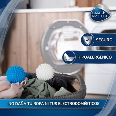 Bolas de lavar roupa azul e branca com textura em cesto junto a máquina de lavar com etiquetas de segurança e cuidado