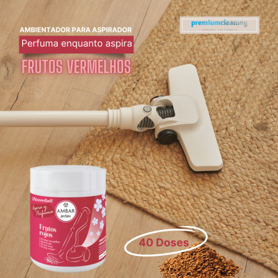 Ambientador para aspirador frutos vermelhos em embalagem branca e vermelha junto a aspirador branco sobre tapete