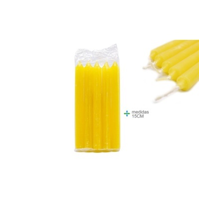 Conjunto de velas amarelas embaladas em plástico