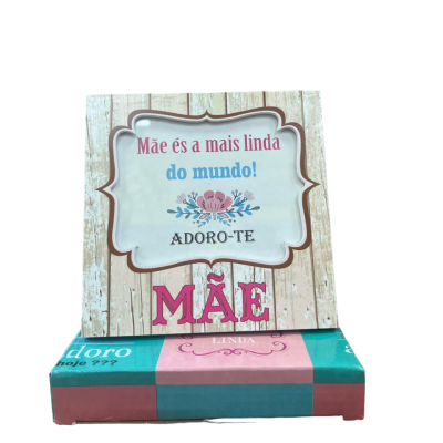Produto decorativo com mensagem para mãe em português e design colorido