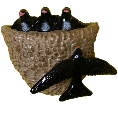 Peça decorativa em cerâmica com pássaros pretos e ninho castanho