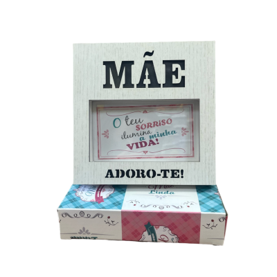 Quadro decorativo para mãe com texto sentimental em madeira branca sobre caixa colorida.
